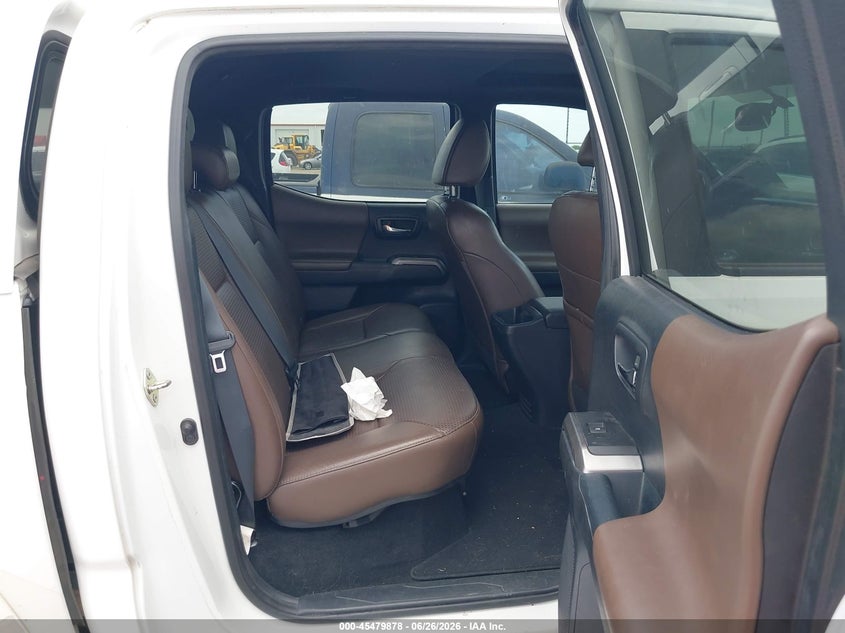 2017 TOYOTA TACOMA auction photo 8