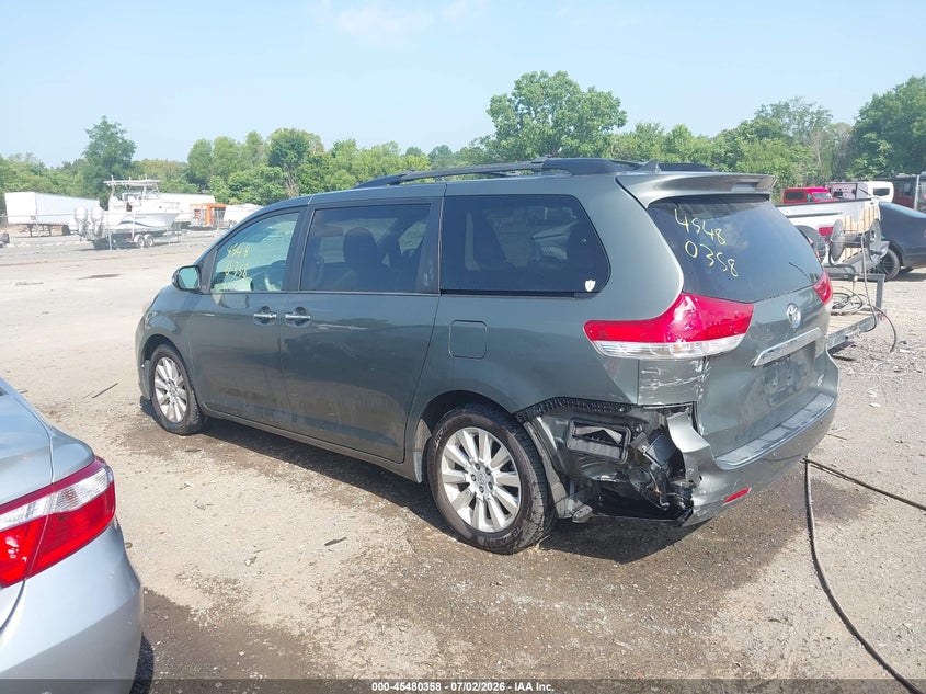 2013 TOYOTA SIENNA auction photo 3