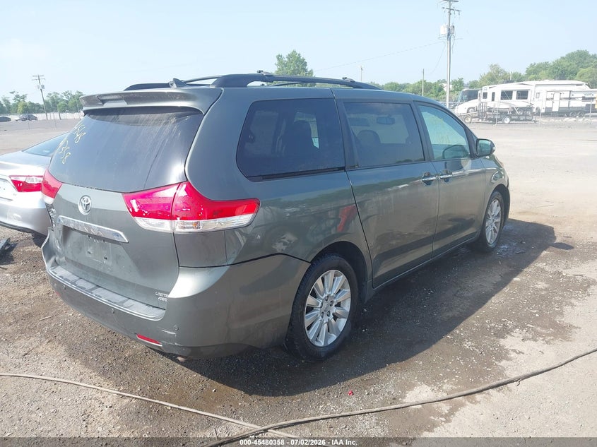 2013 TOYOTA SIENNA auction photo 4