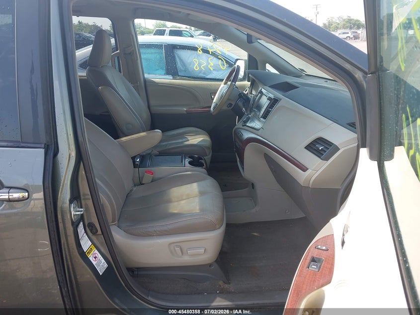 2013 TOYOTA SIENNA auction photo 5