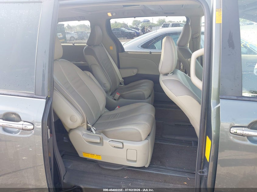 2013 TOYOTA SIENNA auction photo 8