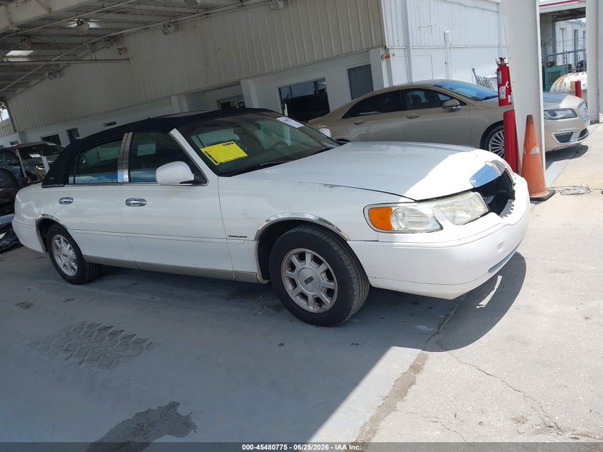 2000 Lincoln Town Car Signature VIN: 1LNHM82W1YY787721 Lot: 45480775