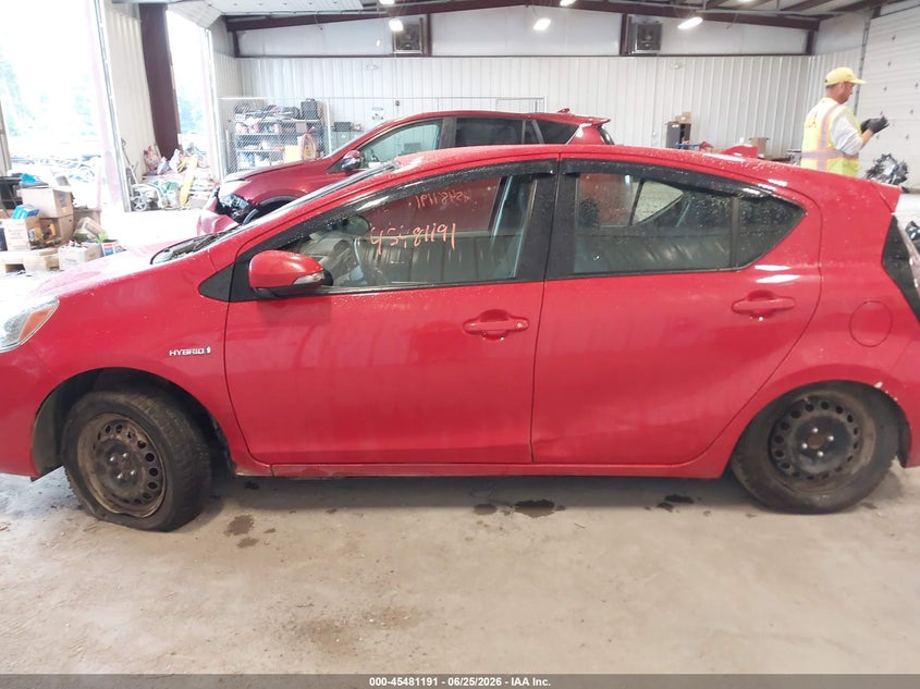 TOYOTA PRIUS C - zdjęcie 14
