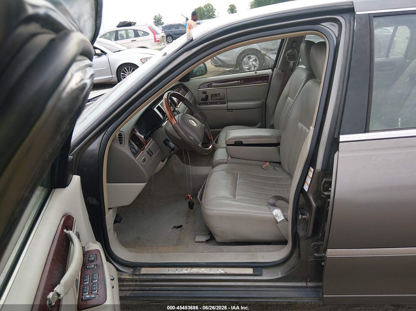 2003 Lincoln Town Car Signature VIN: 1LNHM82W13Y628240 Lot: 45483686