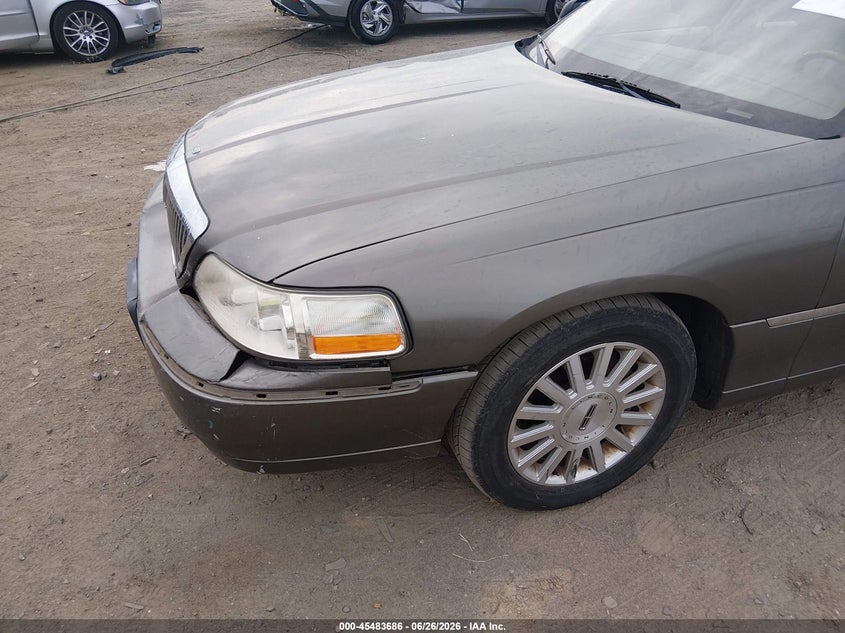 2003 Lincoln Town Car Signature VIN: 1LNHM82W13Y628240 Lot: 45483686