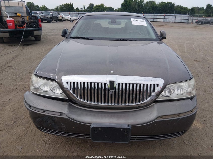 2003 Lincoln Town Car Signature VIN: 1LNHM82W13Y628240 Lot: 45483686
