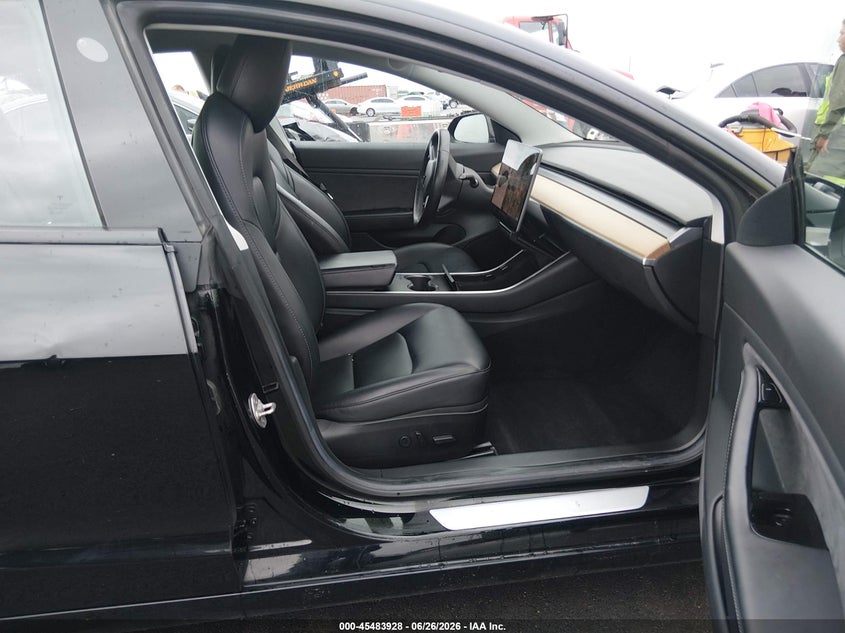 TESLA MODEL 3 - zdjęcie 5
