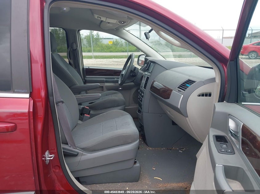 2010 CHRYSLER TOWN & COUNTRY auction photo 5