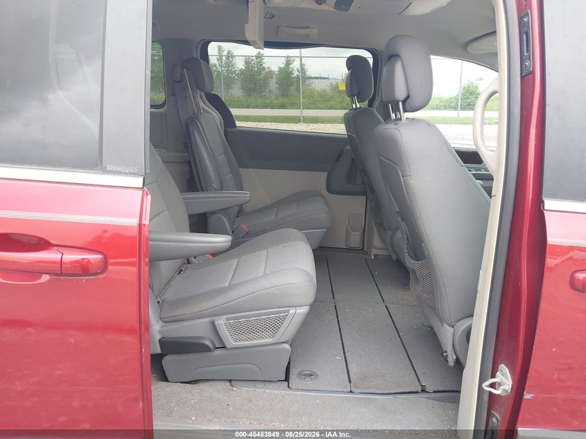 2010 CHRYSLER TOWN & COUNTRY auction photo 8