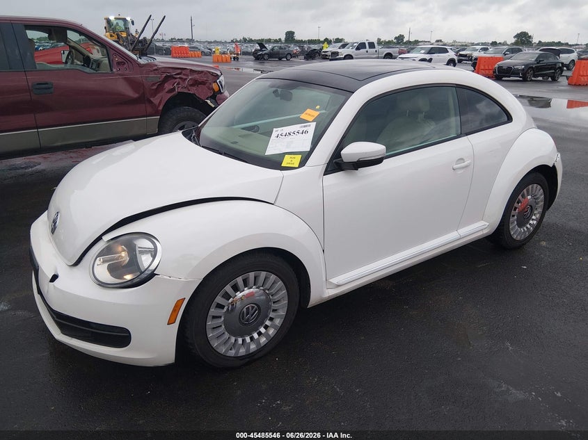 2013 Volkswagen Beetle 2.5L, Перёд и зад, IAAI, VIN 3VWJX7AT6DM683775 — фото 2