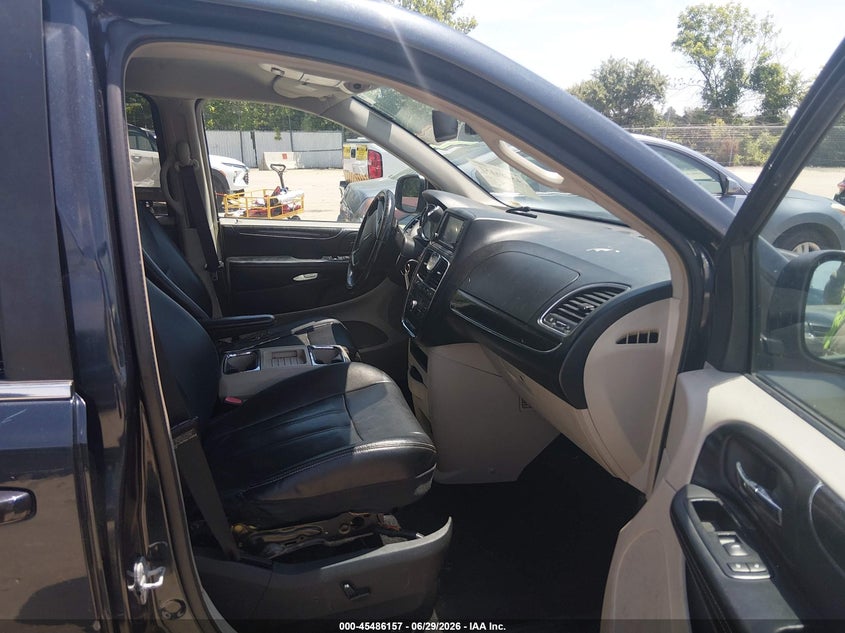 2013 CHRYSLER TOWN & COUNTRY auction photo 5