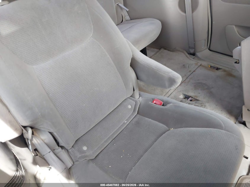 2005 TOYOTA SIENNA auction photo 8