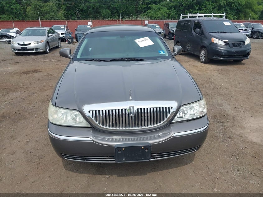 2003 Lincoln Town Car Executive VIN: 1LNHM81W03Y610510 Lot: 45488273