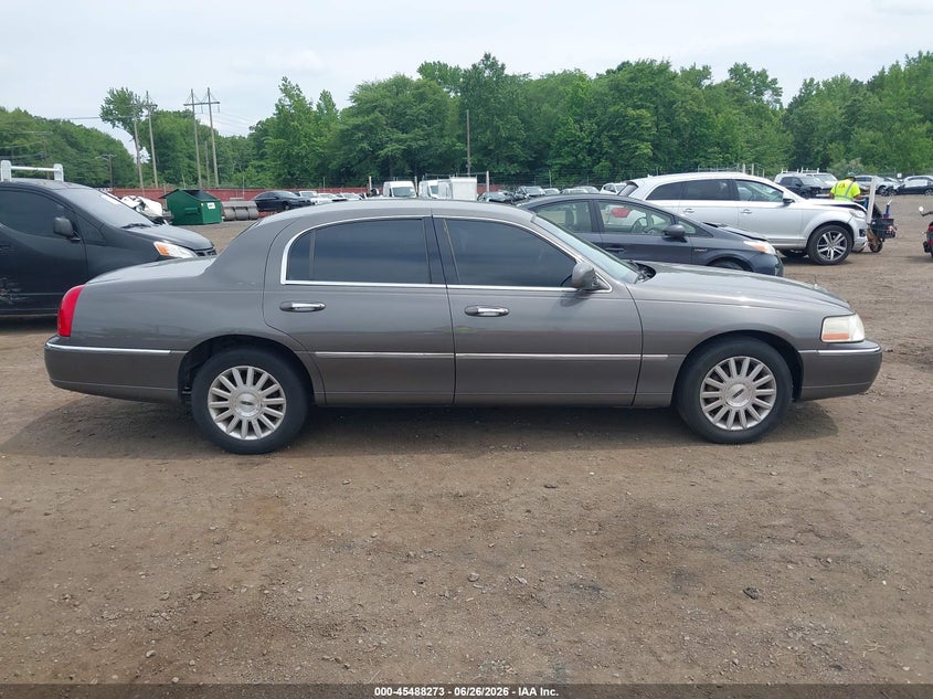 2003 Lincoln Town Car Executive VIN: 1LNHM81W03Y610510 Lot: 45488273