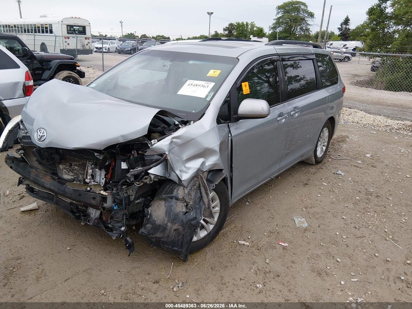 2011 Toyota Sienna, Front End, IAAI, VIN 5TDYK3DC0BS050707 — photo 2