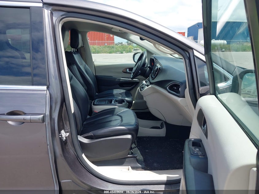 2020 CHRYSLER VOYAGER auction photo 5