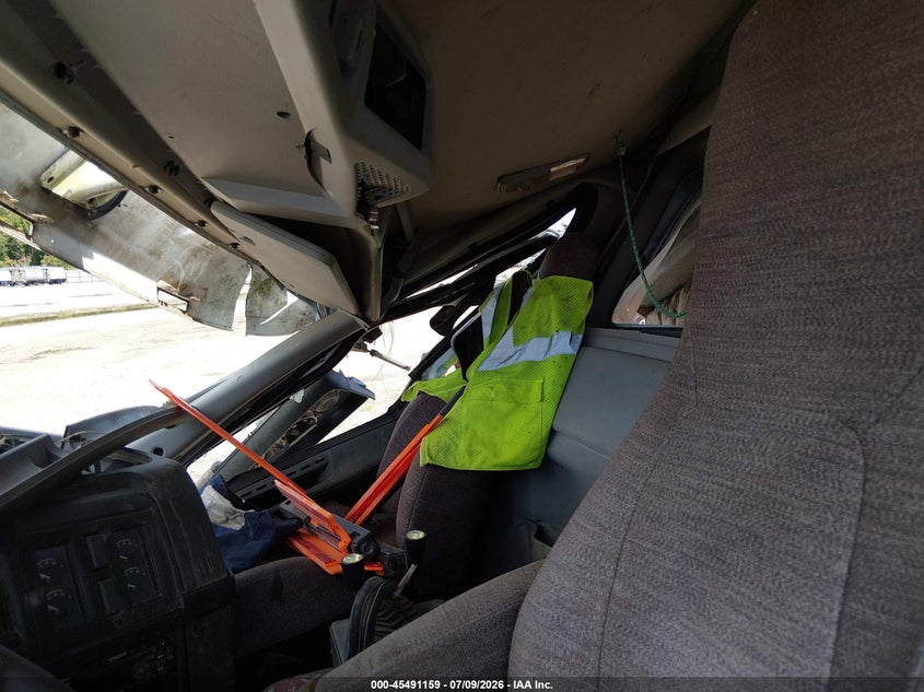2019 VOLVO VHD auction photo 7
