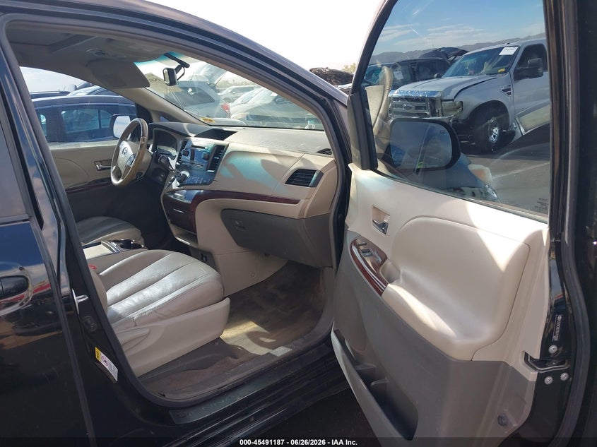 2011 TOYOTA SIENNA auction photo 5