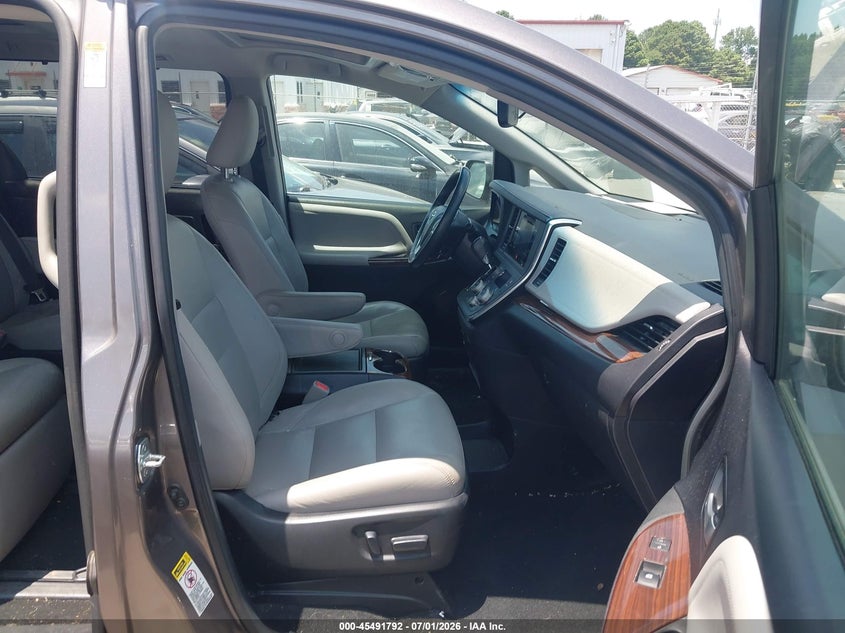 2016 TOYOTA SIENNA auction photo 5