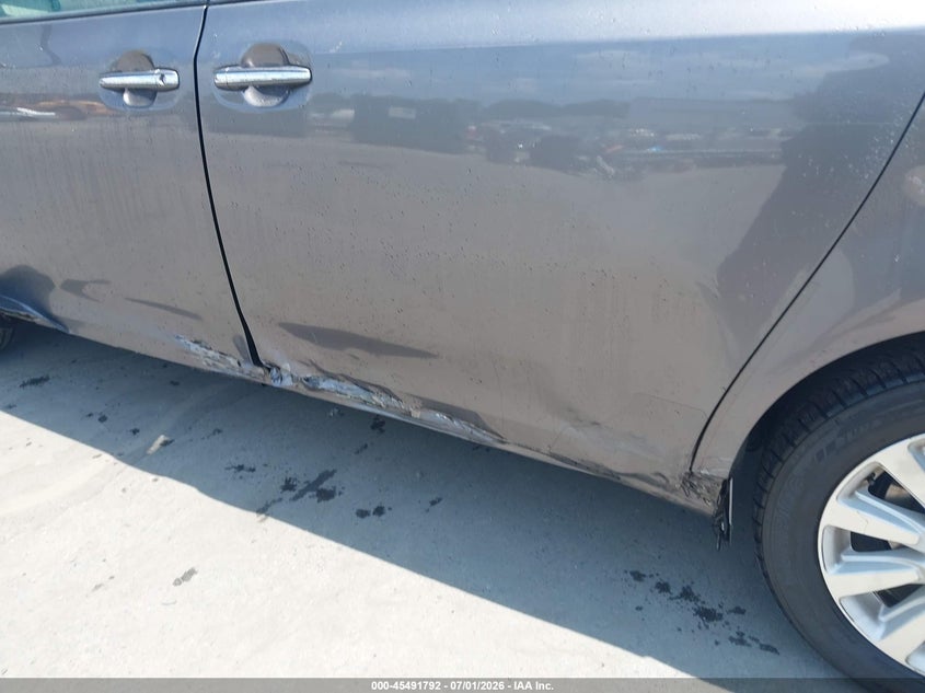 2016 TOYOTA SIENNA auction photo 6