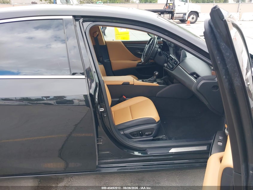 2023 LEXUS ES 300H — Photo 5