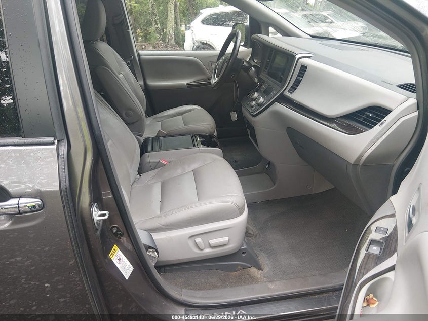 2015 TOYOTA SIENNA auction photo 5