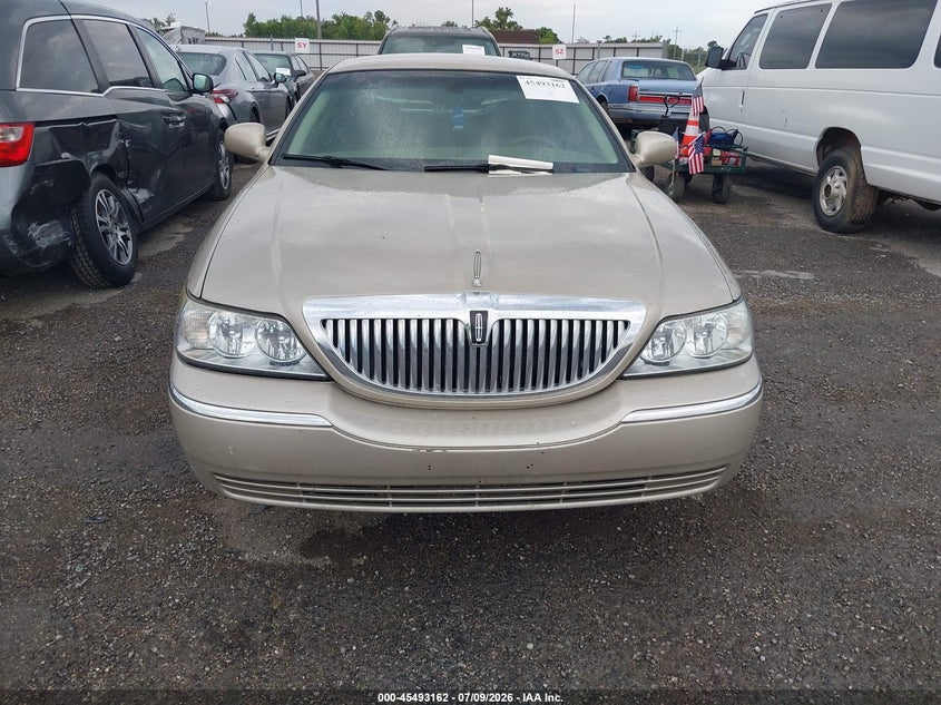 2005 Lincoln Town Car Signature VIN: 1LNHM81W95Y634095 Lot: 45493162