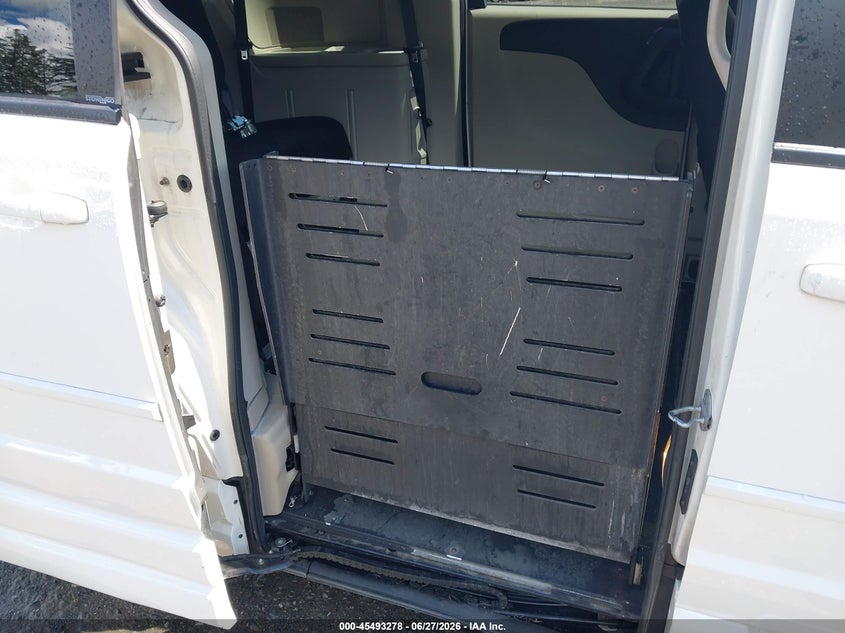 2011 DODGE GRAND CARAVAN auction photo 8