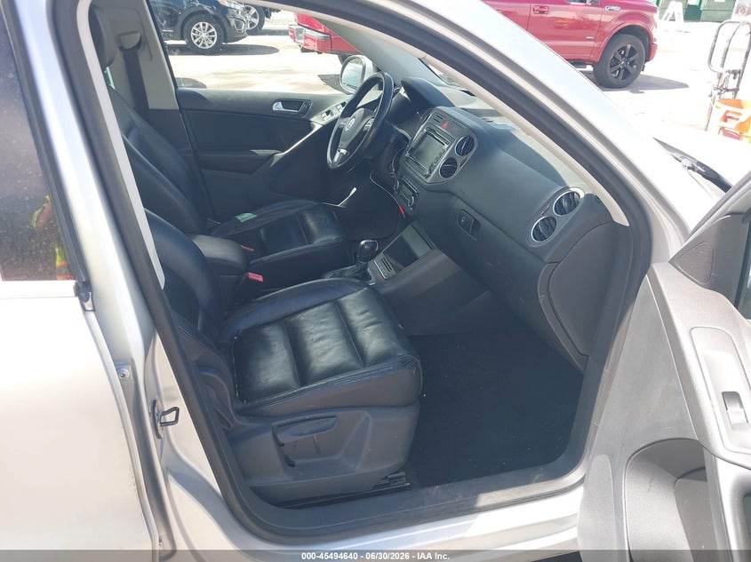 2011 VOLKSWAGEN TIGUAN auction photo 5