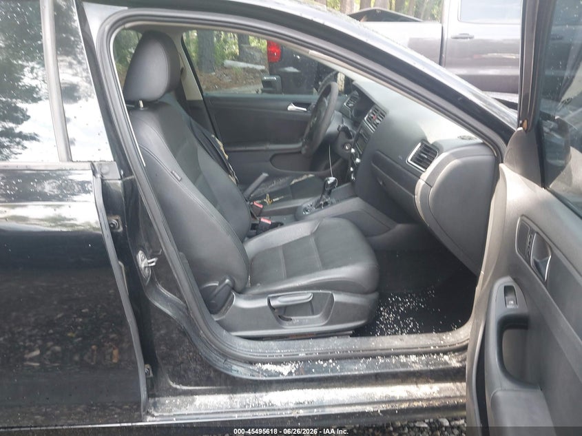 2011 VOLKSWAGEN JETTA auction photo 5