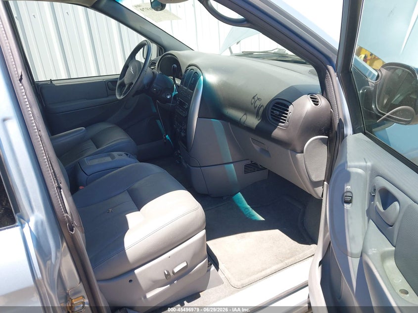 2005 CHRYSLER TOWN & COUNTRY auction photo 5