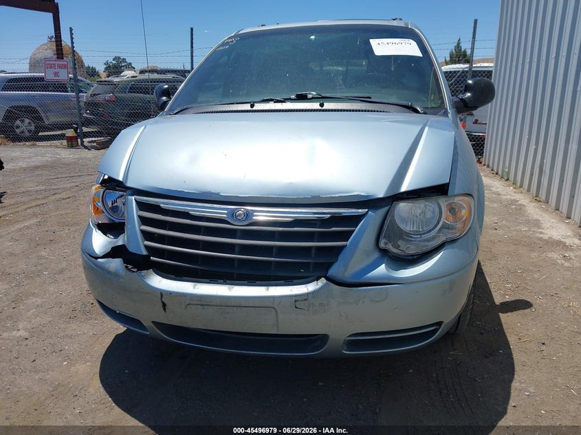 2005 CHRYSLER TOWN & COUNTRY auction photo 6