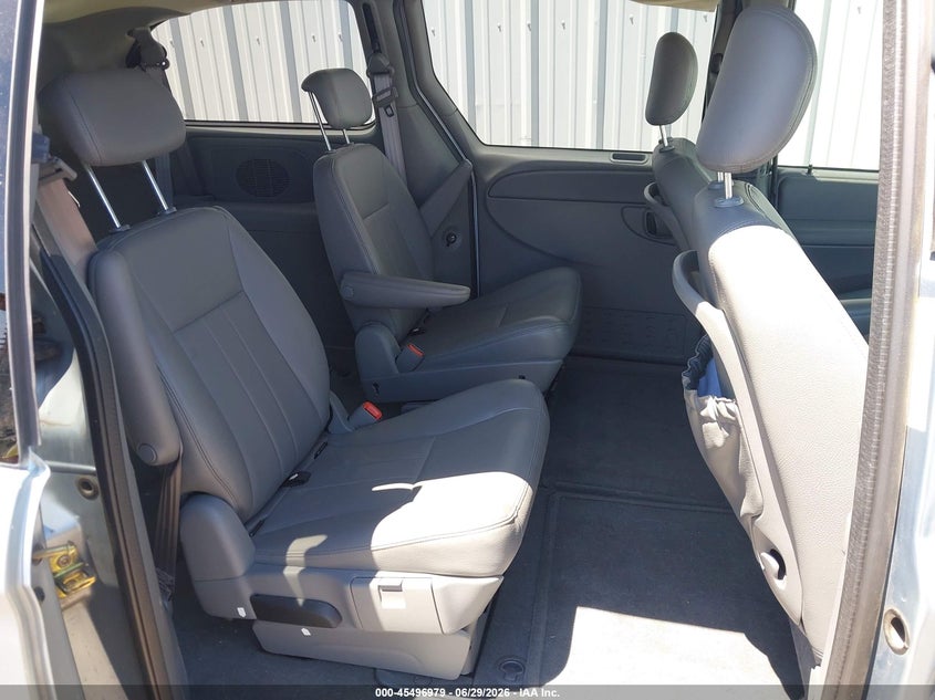 2005 CHRYSLER TOWN & COUNTRY auction photo 8