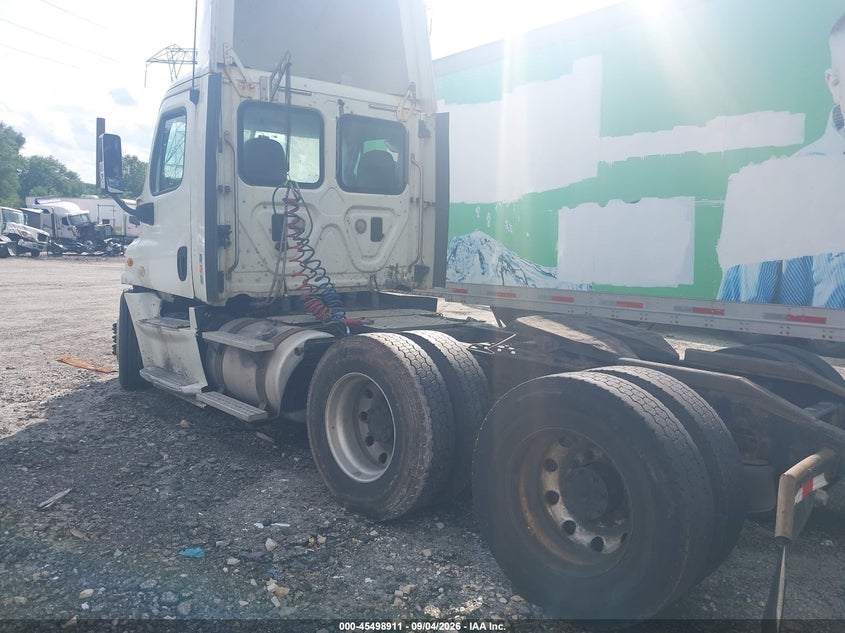 2013 FREIGHTLINER CASCADIA 125 auction photo 3