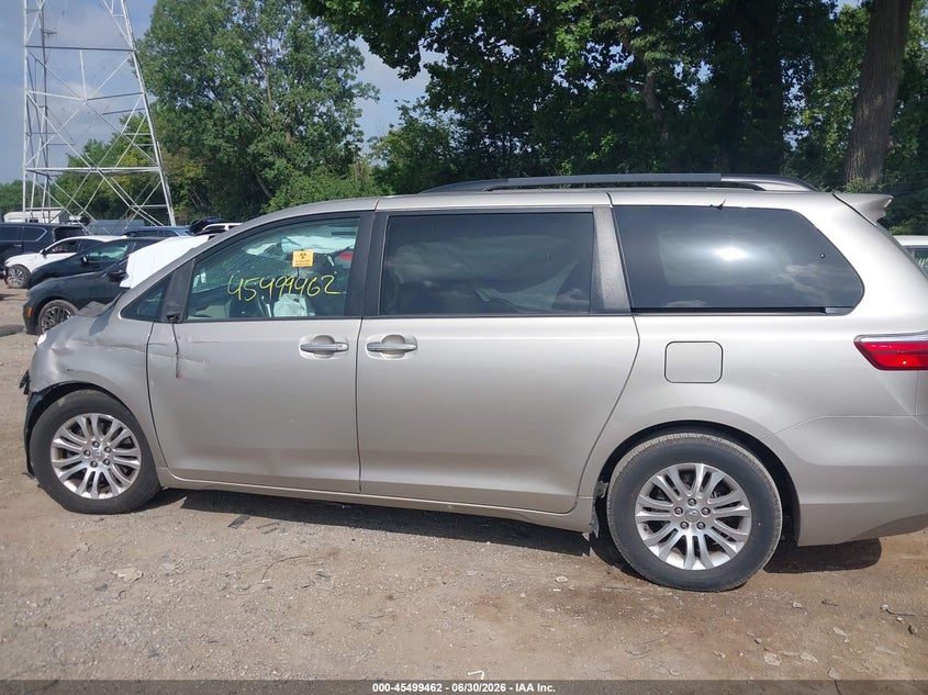 TOYOTA SIENNA - zdjęcie 13