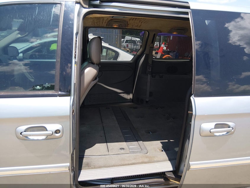 2005 CHRYSLER TOWN & COUNTRY auction photo 8