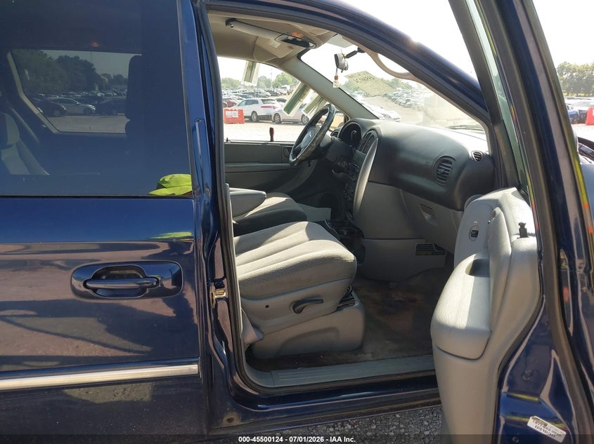 2006 CHRYSLER TOWN & COUNTRY auction photo 5