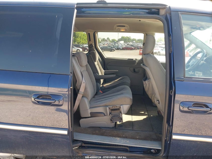 2006 CHRYSLER TOWN & COUNTRY auction photo 8