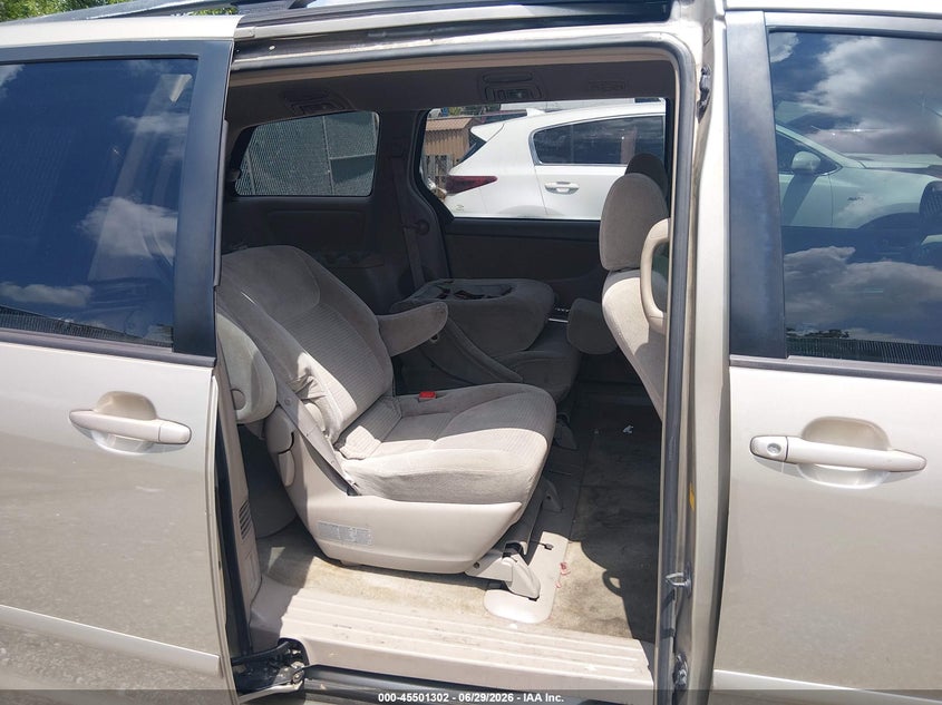 2008 TOYOTA SIENNA auction photo 8