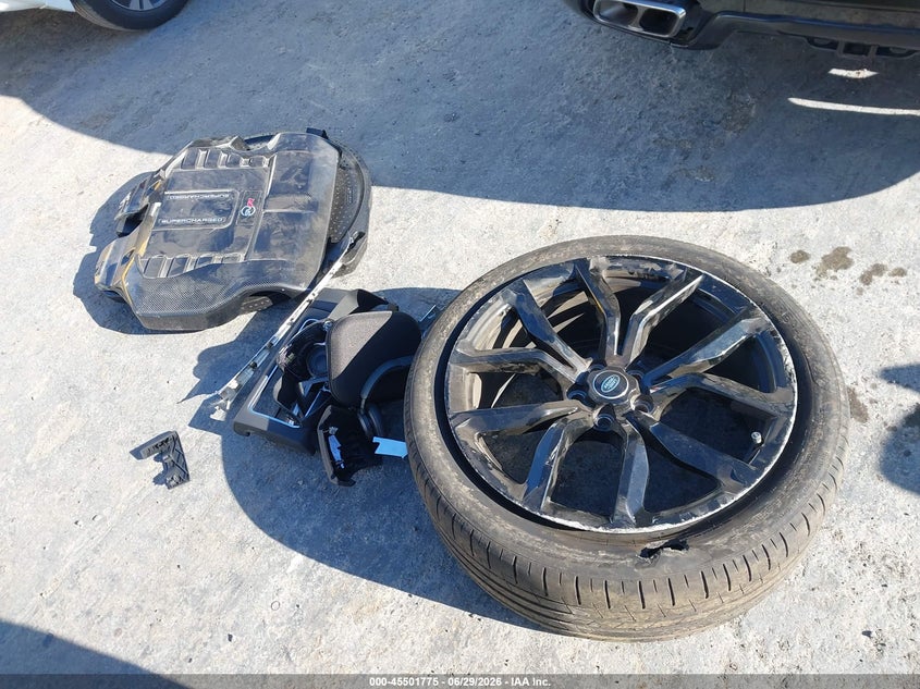 2022 Land Rover Range Rover Sport Svr/Svr Carbon Edition VIN: SALWZ2RE4NA235926 Lot: 45501775