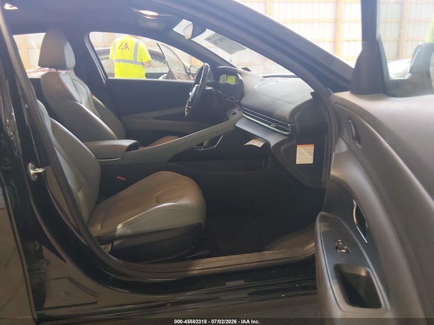 2024 HYUNDAI ELANTRA HYBRID auction photo 5