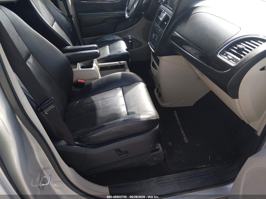 2012 CHRYSLER TOWN & COUNTRY auction photo 5