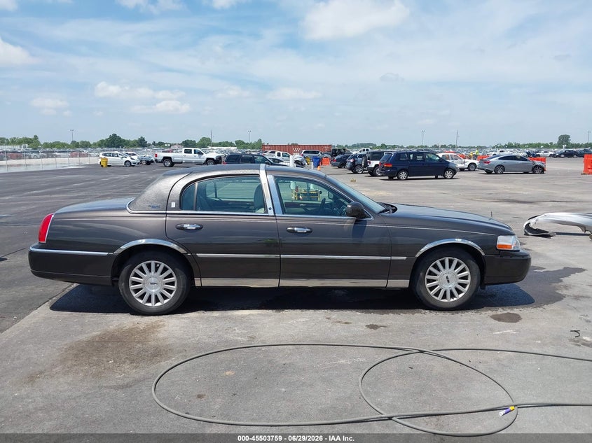 2005 Lincoln Town Car Signature Limited VIN: 1LNHM82W15Y610193 Lot: 45503759