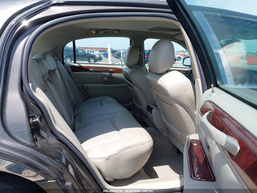 2005 Lincoln Town Car Signature Limited VIN: 1LNHM82W15Y610193 Lot: 45503759