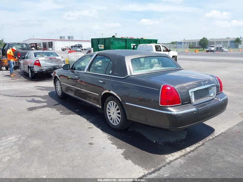 2005 LINCOLN TOWN CAR auction photo 3