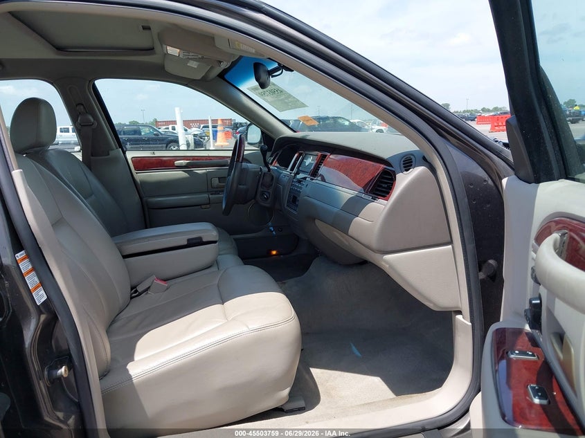2005 LINCOLN TOWN CAR auction photo 5