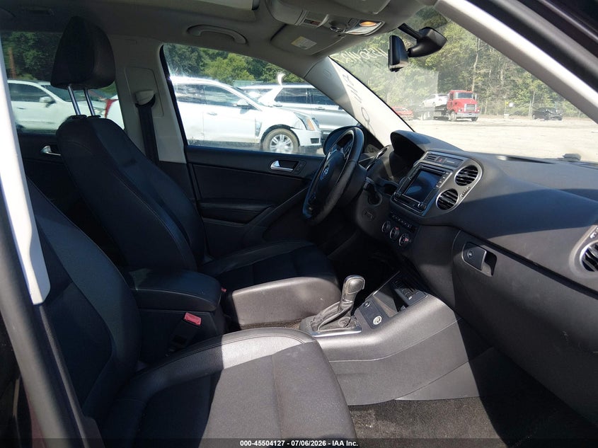 VOLKSWAGEN TIGUAN 2016 VIN WVGAV7AX8GW517415