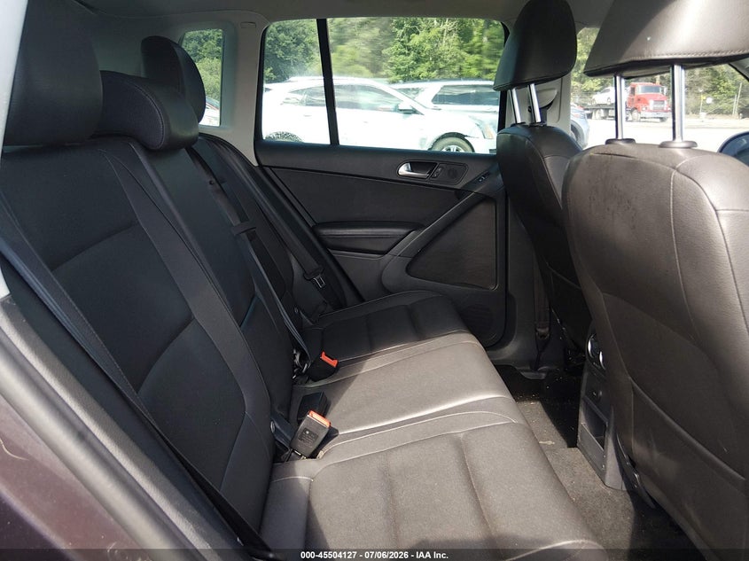 VOLKSWAGEN TIGUAN 2016 VIN WVGAV7AX8GW517415