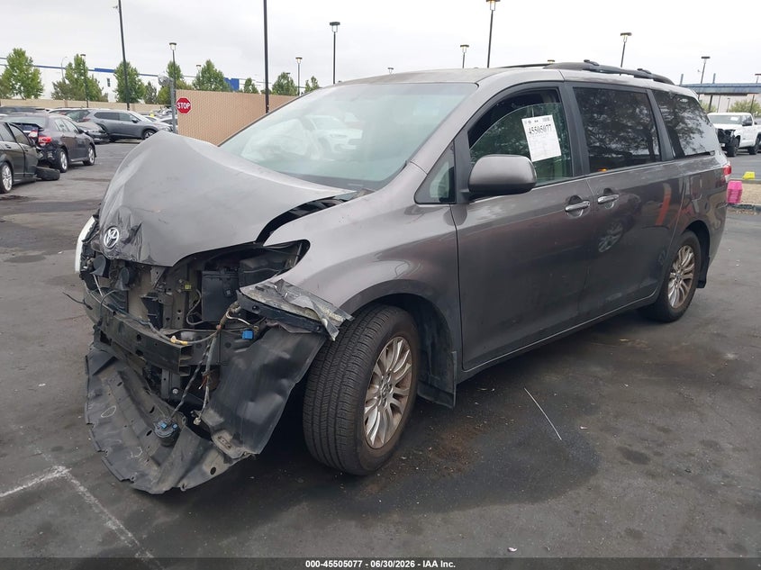 2011 Toyota Sienna, Front End, IAAI, VIN 5TDYK3DC4BS144265 — photo 2