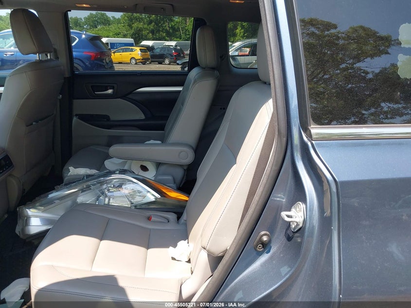 2017 TOYOTA HIGHLANDER auction photo 8